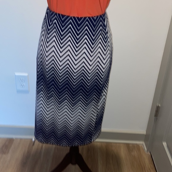 Textured navy skirt - Picture 4 of 5